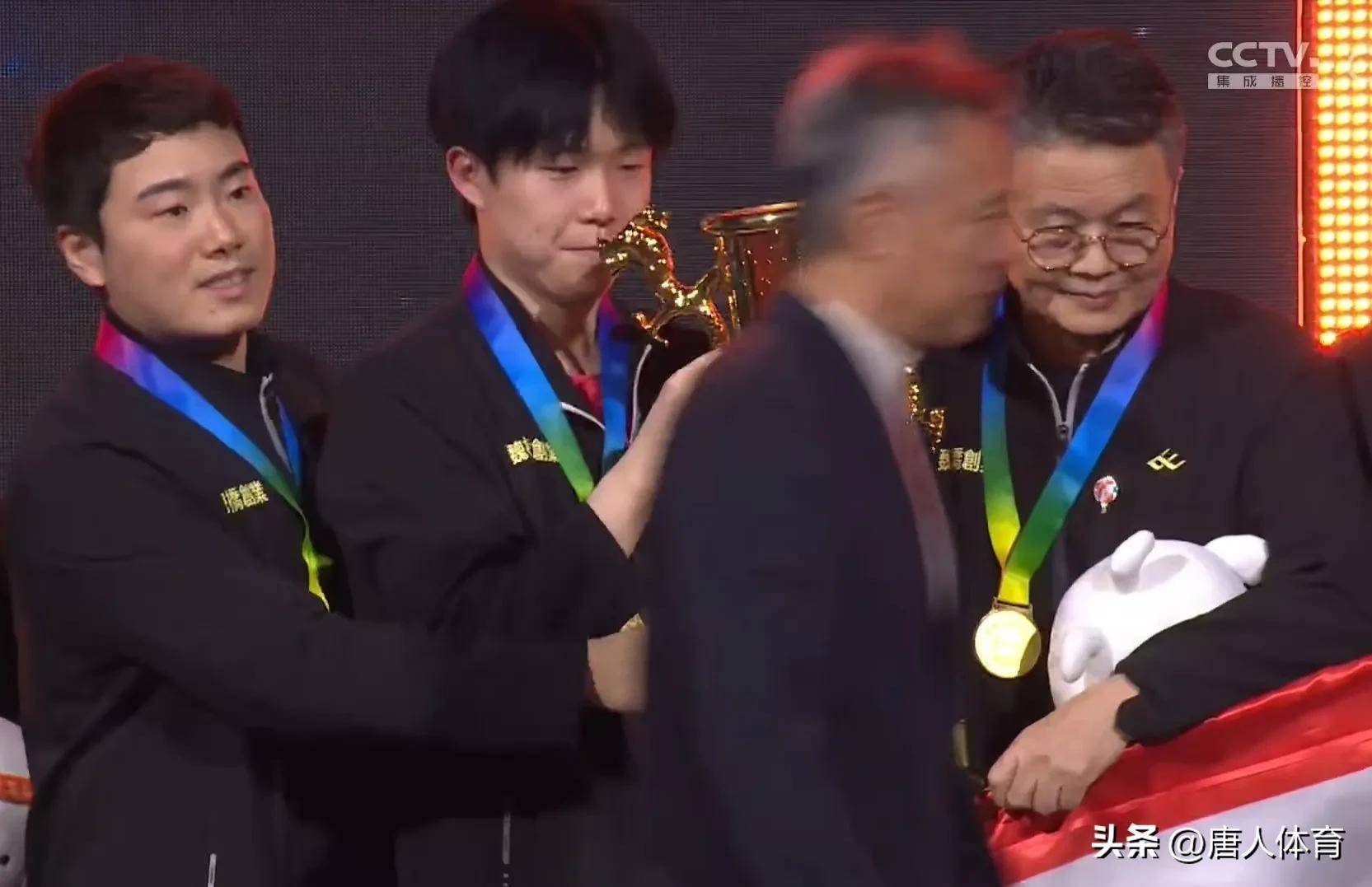 新利体育-2025乒超联赛第二阶段收官山东魏桥领跑男团积分榜(山东魏桥获得乒超男团冠军)
